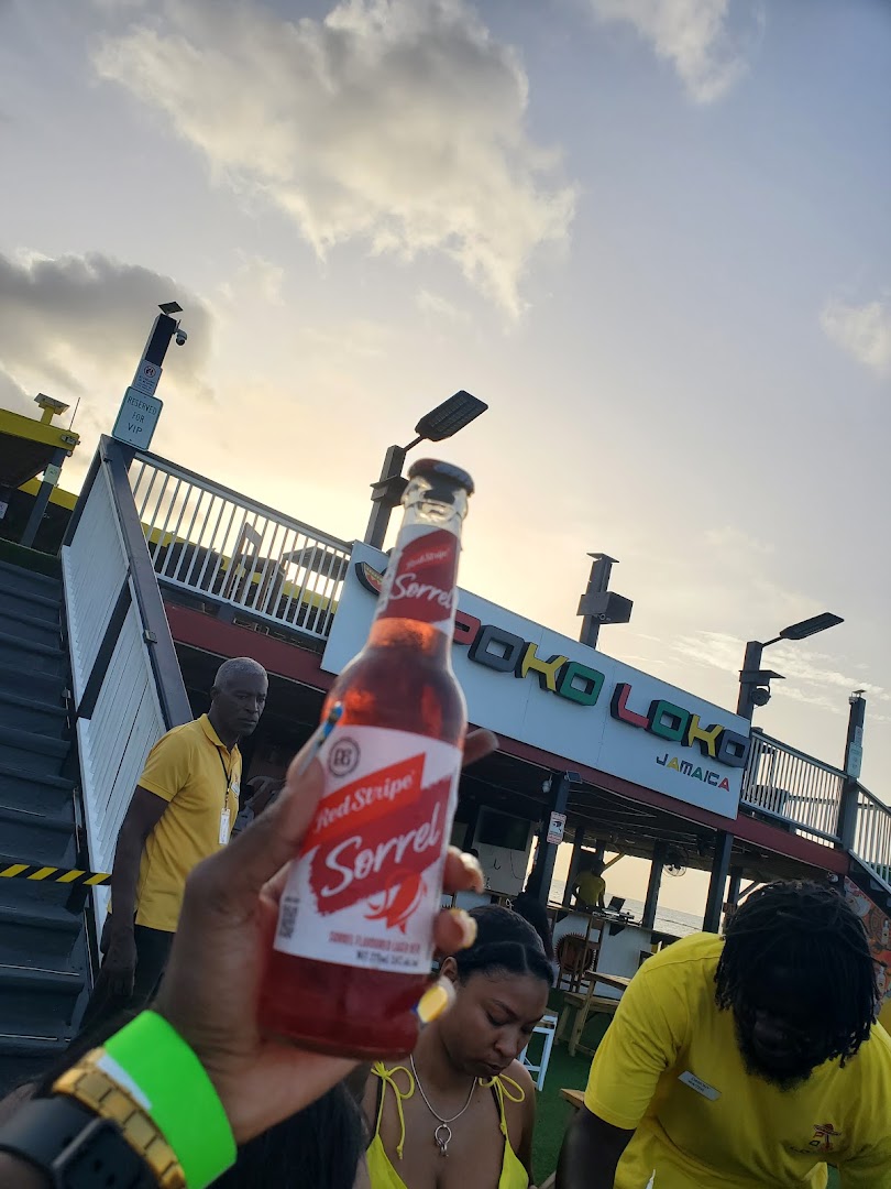 Poko Loko Floating Bar: venue atmosphere and drink