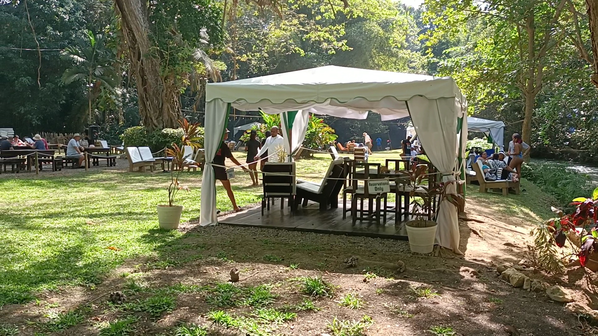 Reggae Hill: pleasant outdoor restaurant atmosphere
