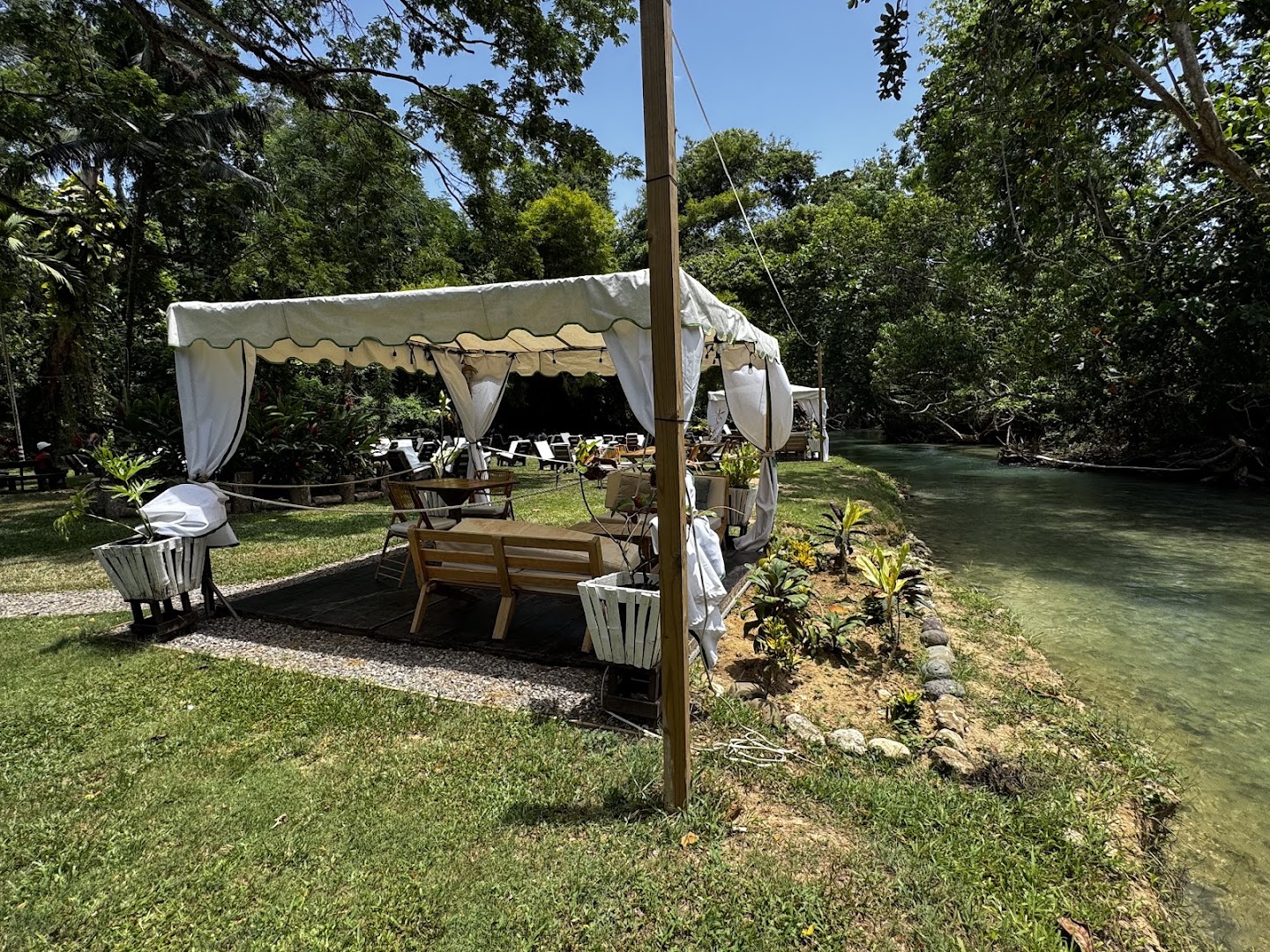 Reggae Hill: beautiful outdoor riverside dining area