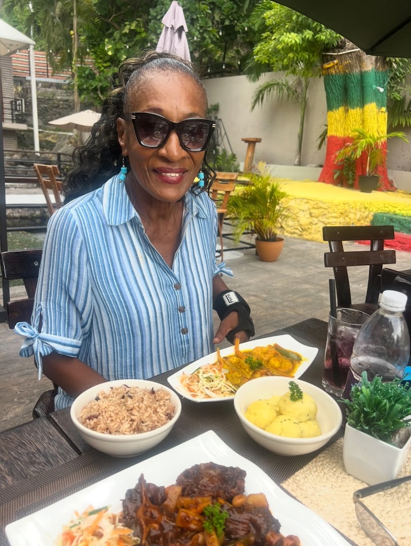 Reggae Kitchen & Lounge: happy customer and food