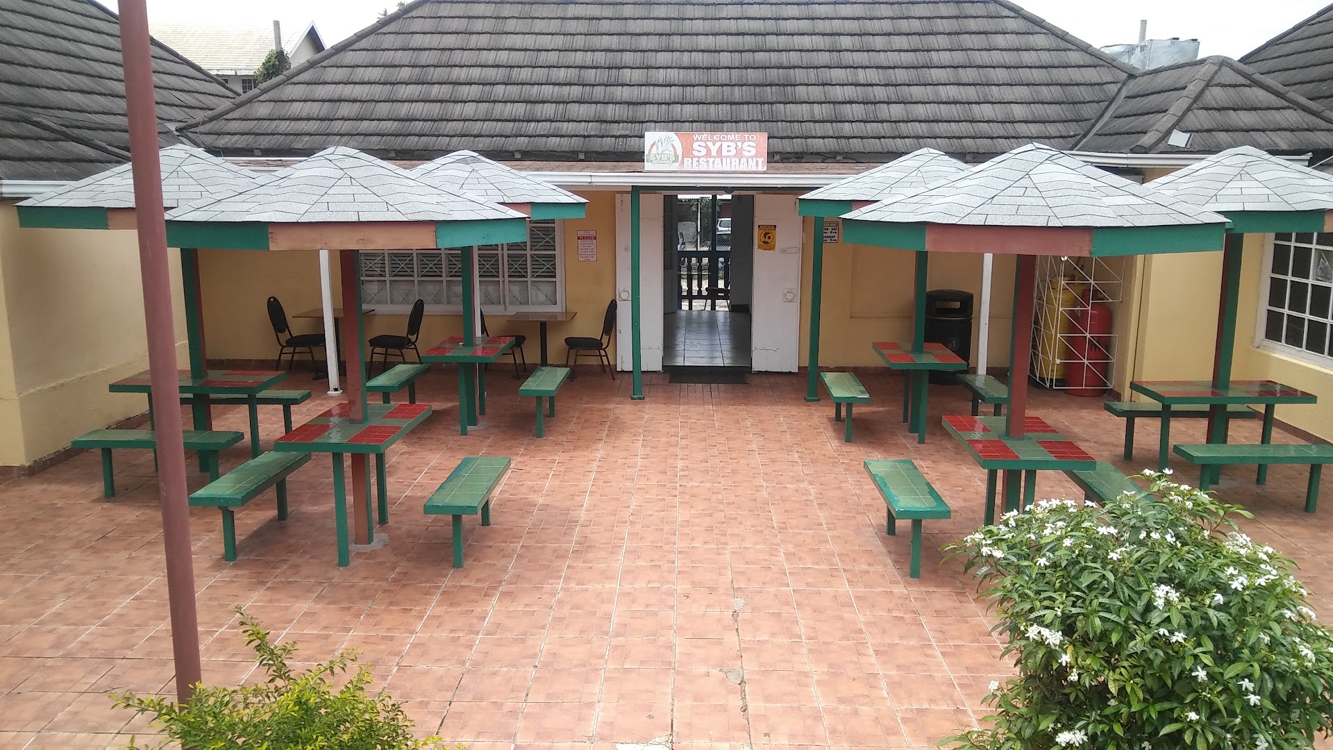 Sybs Restaurant Bar & Grill: clear view of restaurant exterior