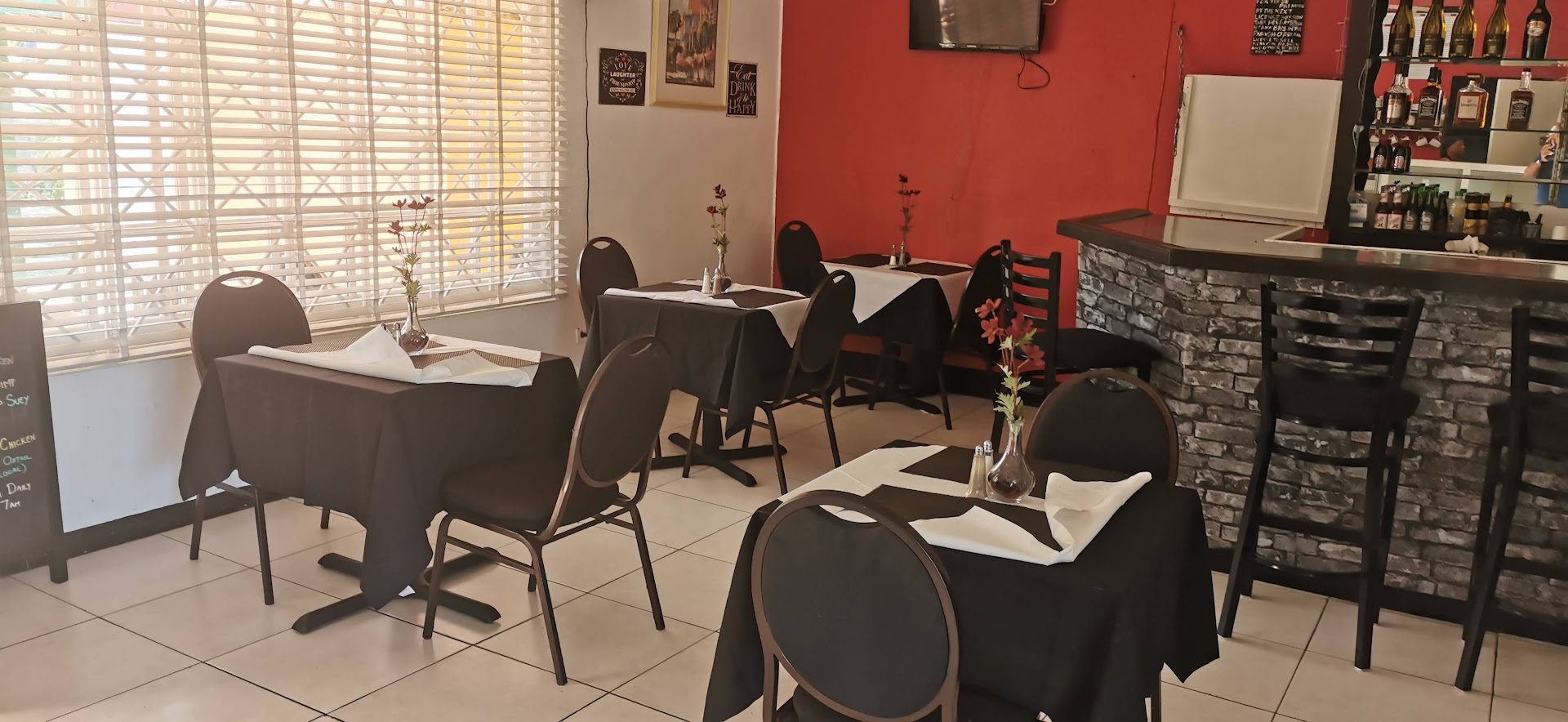 Sybs Restaurant Bar & Grill: clear view of restaurant interior