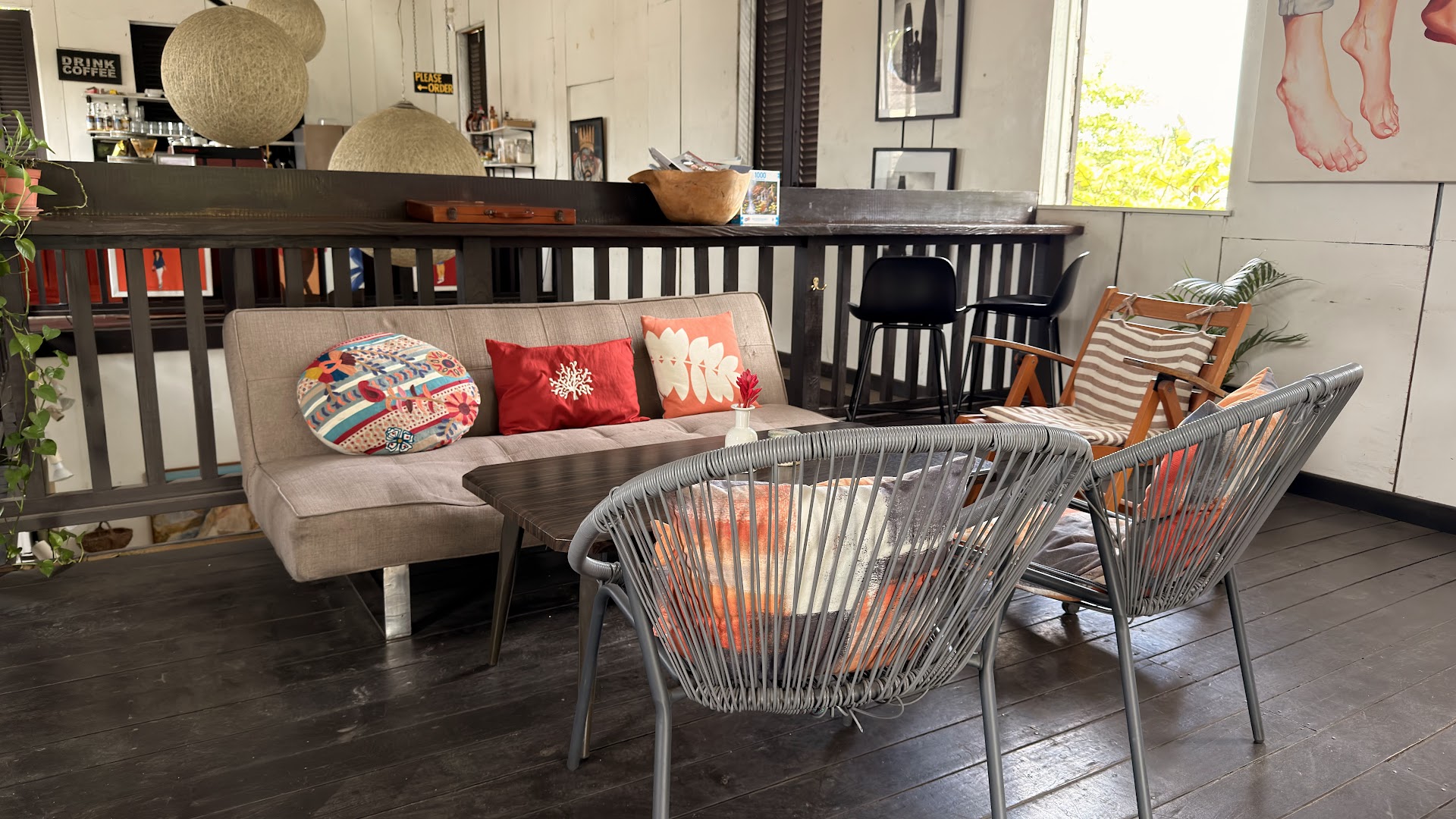 The Courthouse Gallery & Cafe: inviting and clear venue interior