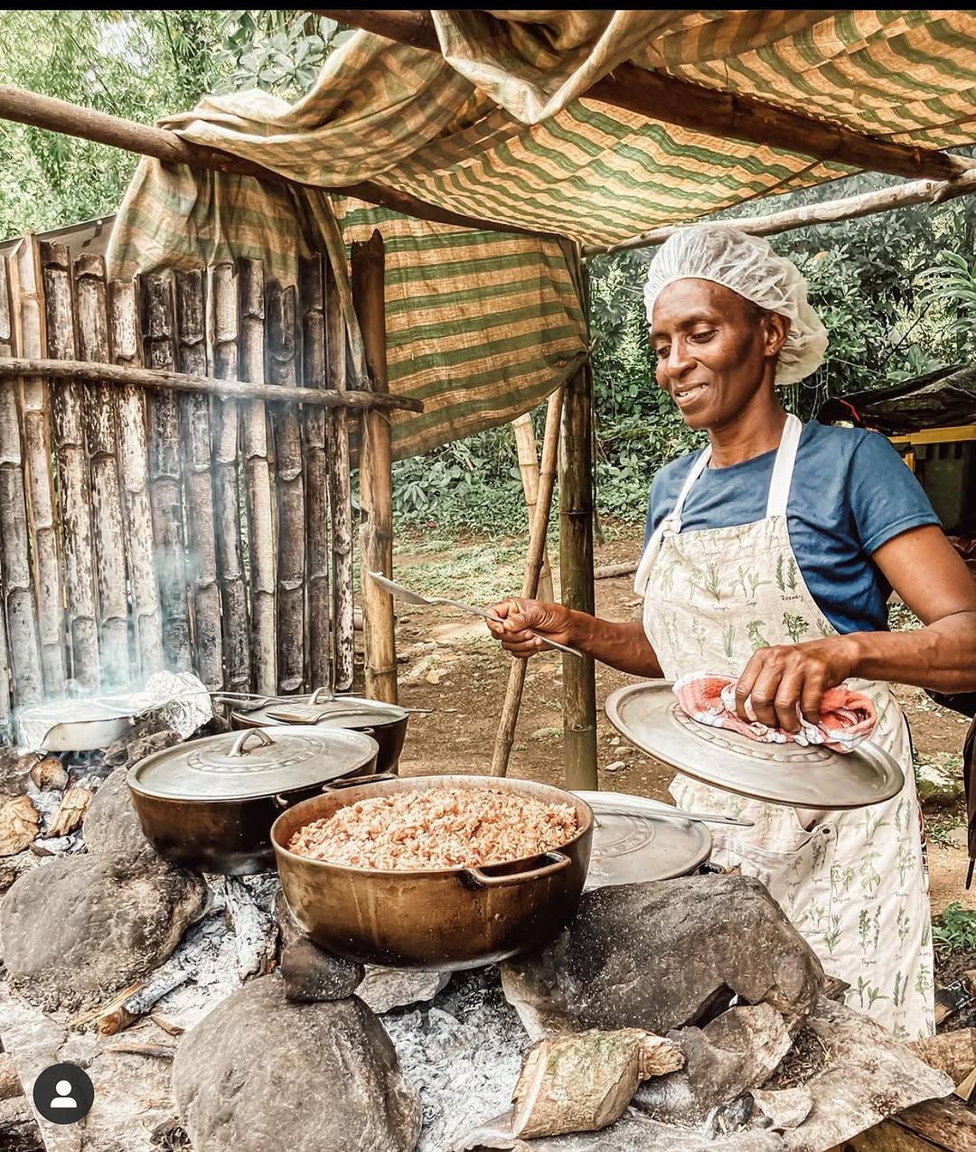 Belinda's Riverside Restaurant: authentic cooking scene at restaurant