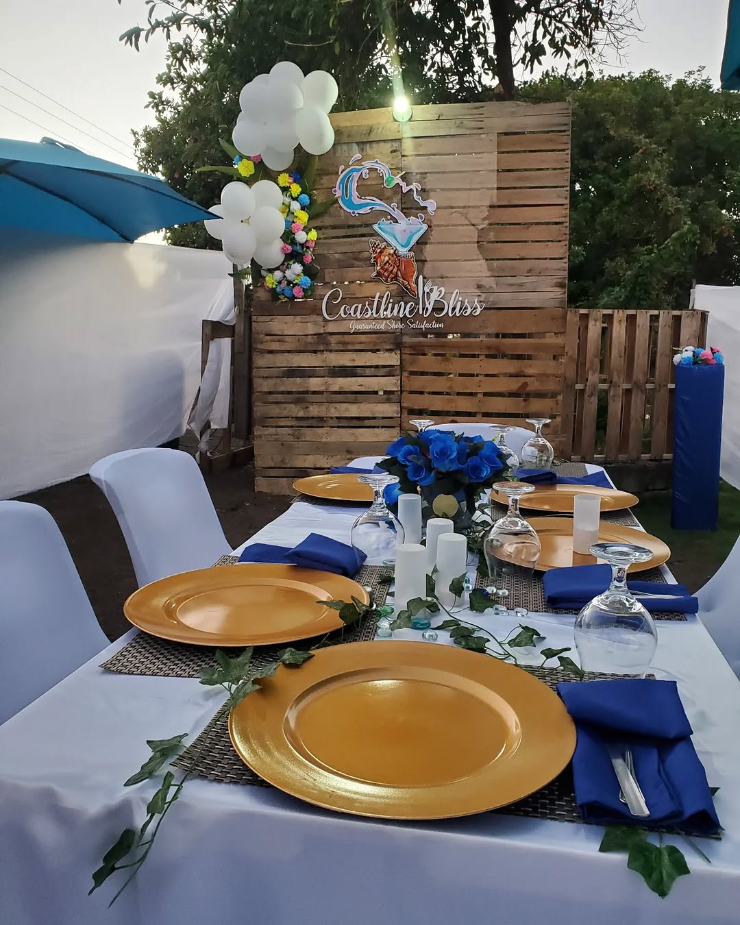 Coastline Bliss Restaurant and Lounge: attractive table setting and atmosphere