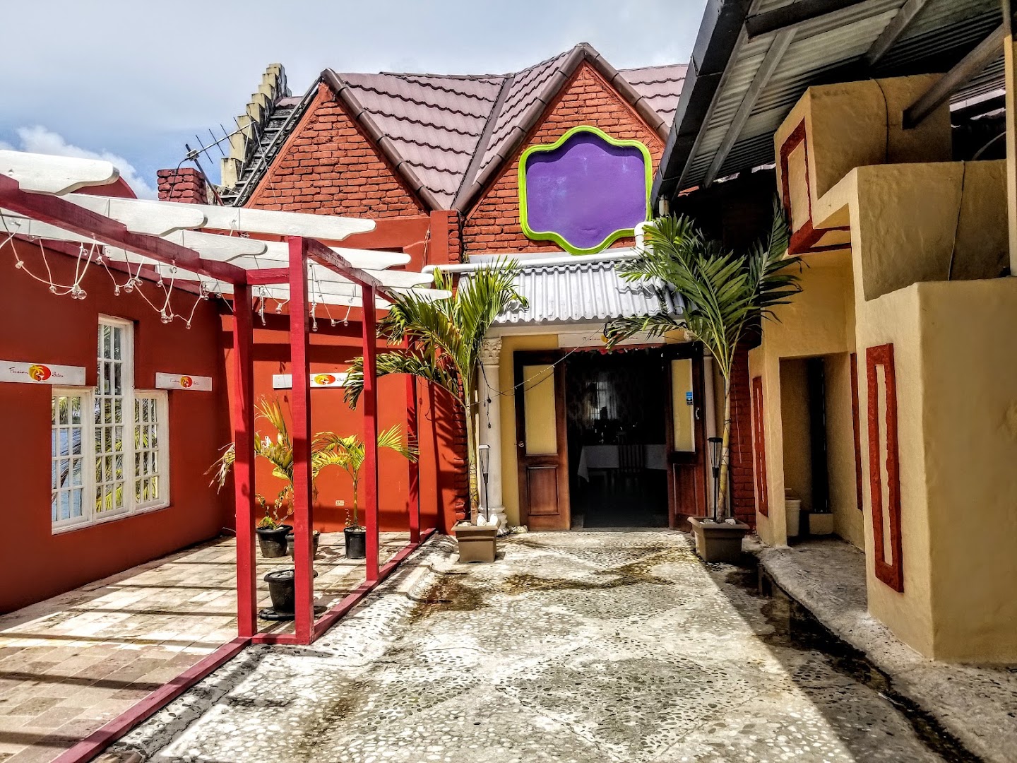 Fusion Bites: clear photo of restaurant exterior