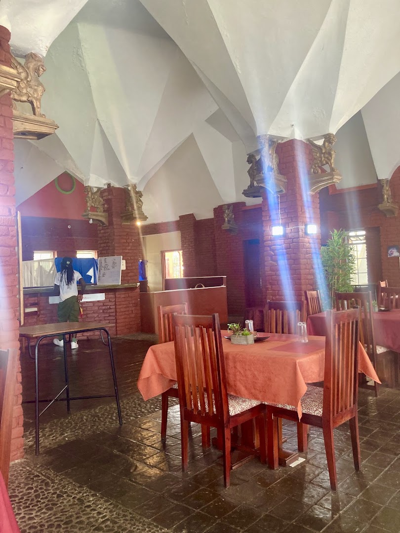 Fusion Bites: clear shot of restaurant interior