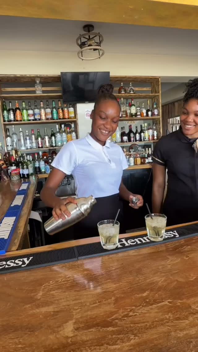 143 Restaurant & Lounge: professional staff preparing drinks