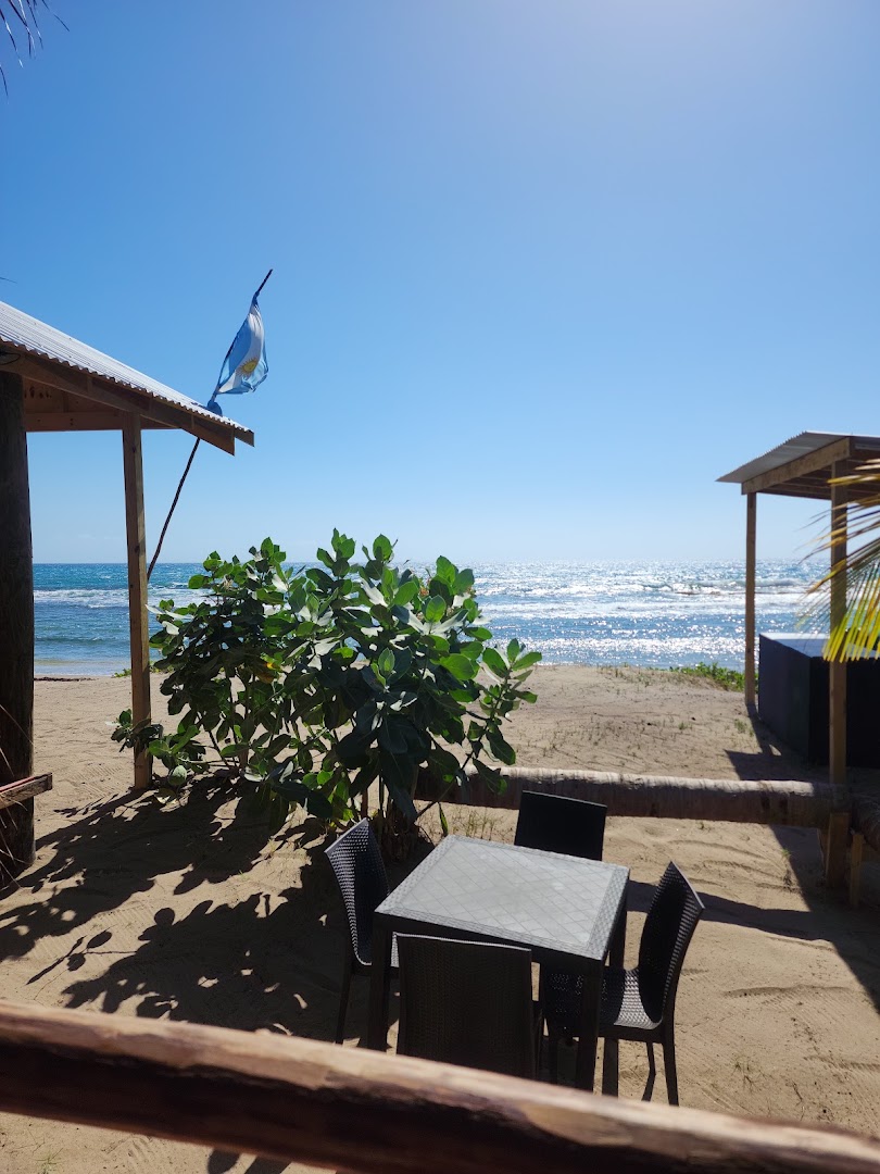 Ki's on di Beach: beautiful beachside restaurant atmosphere