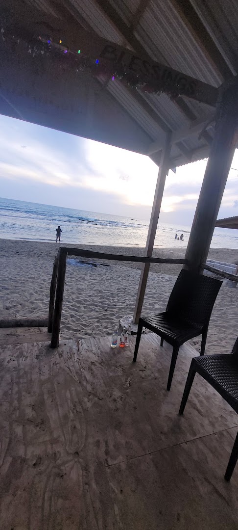 Ki's on di Beach: inviting beachside restaurant atmosphere