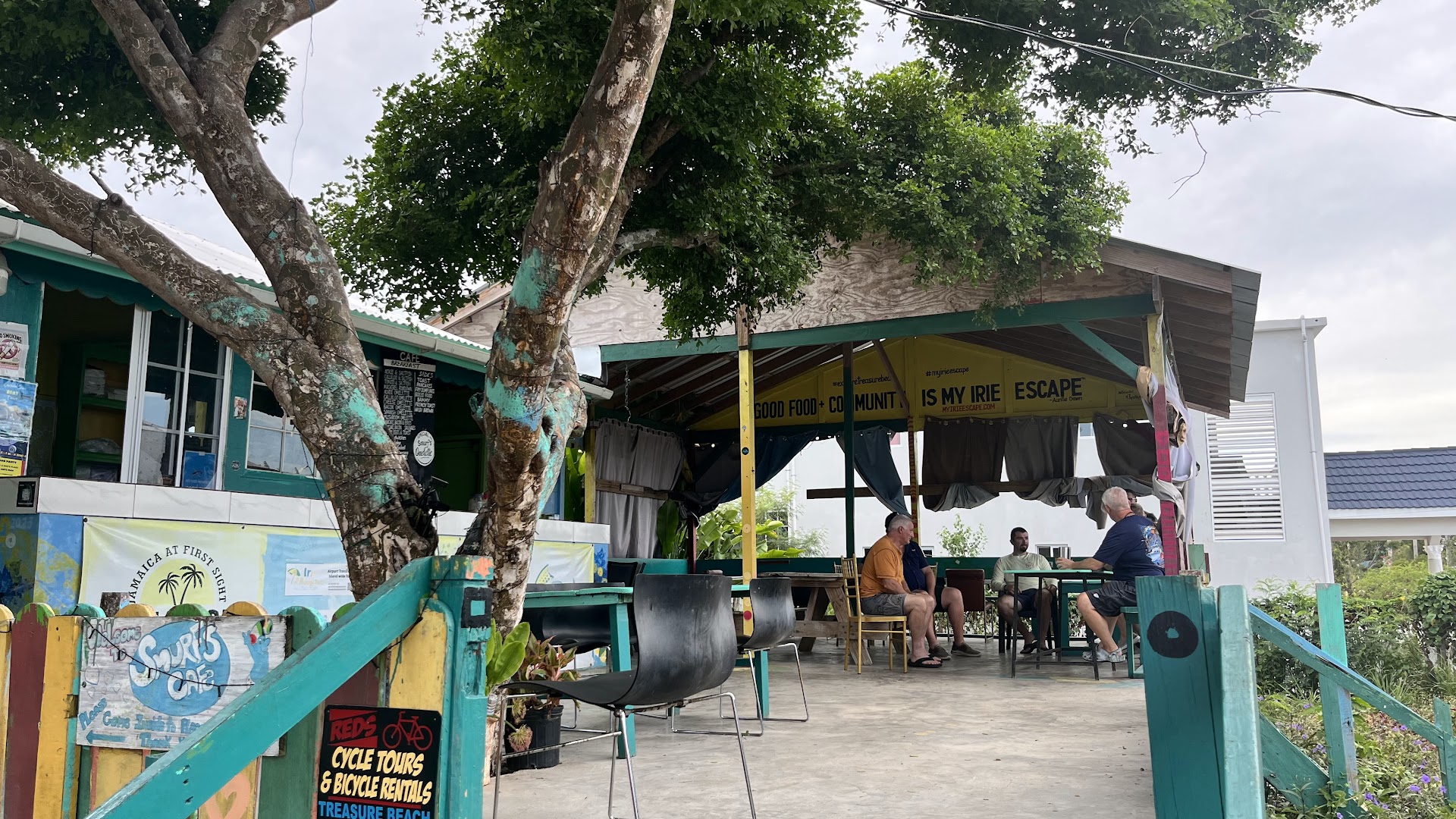 Smurf's Cafe: inviting outdoor cafe atmosphere