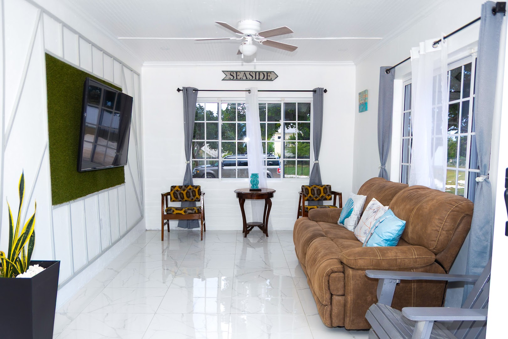 Treasure Beach Inn and Bar: clean and inviting interior space