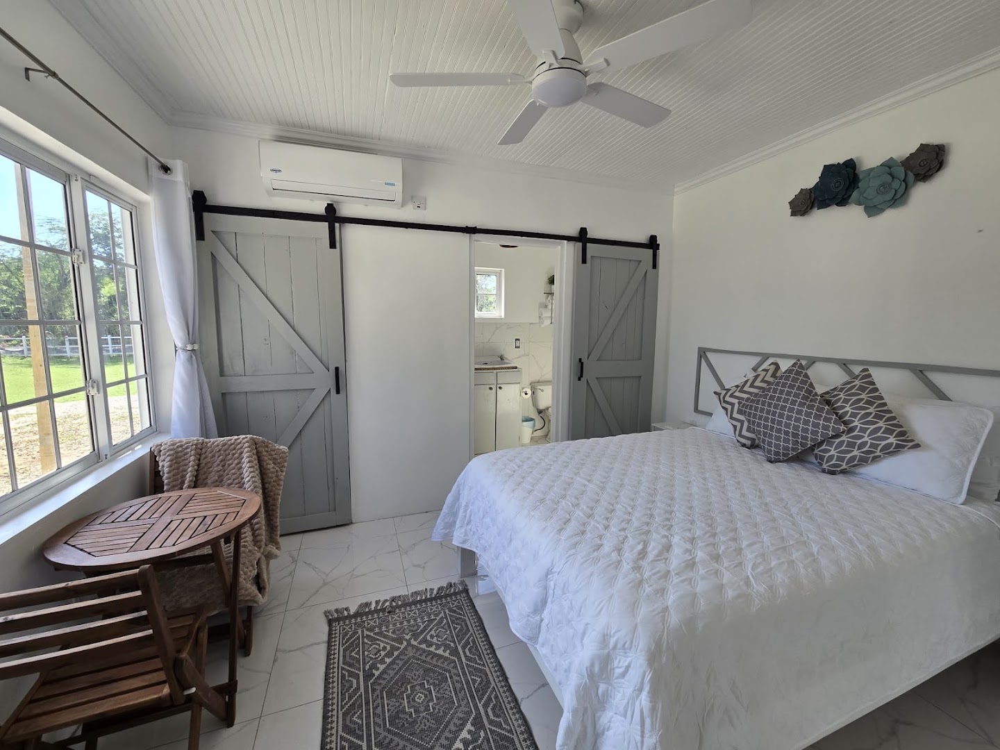 Treasure Beach Inn and Bar: clean and professional hotel room