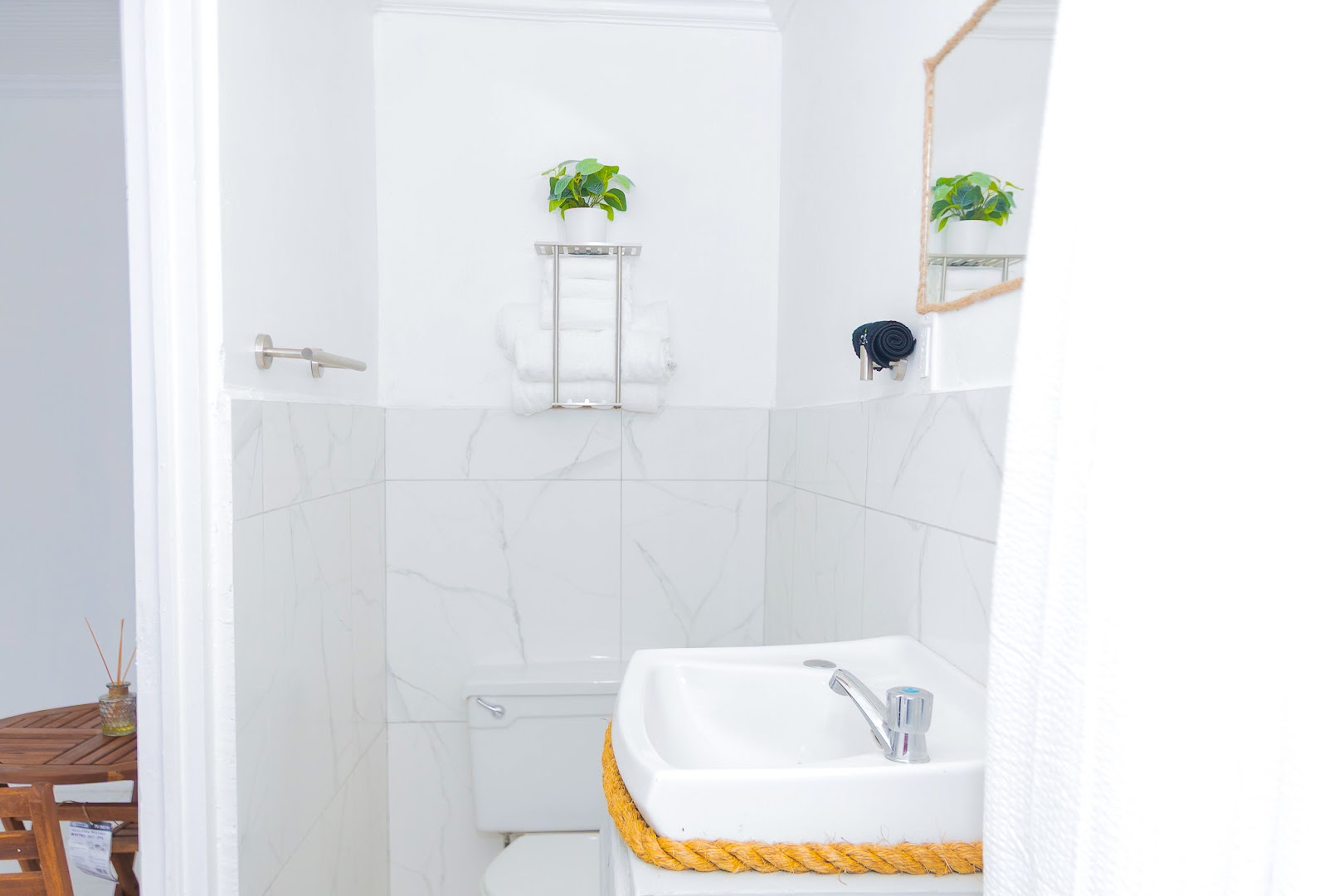 Treasure Beach Inn and Bar: clean and professional hotel bathroom