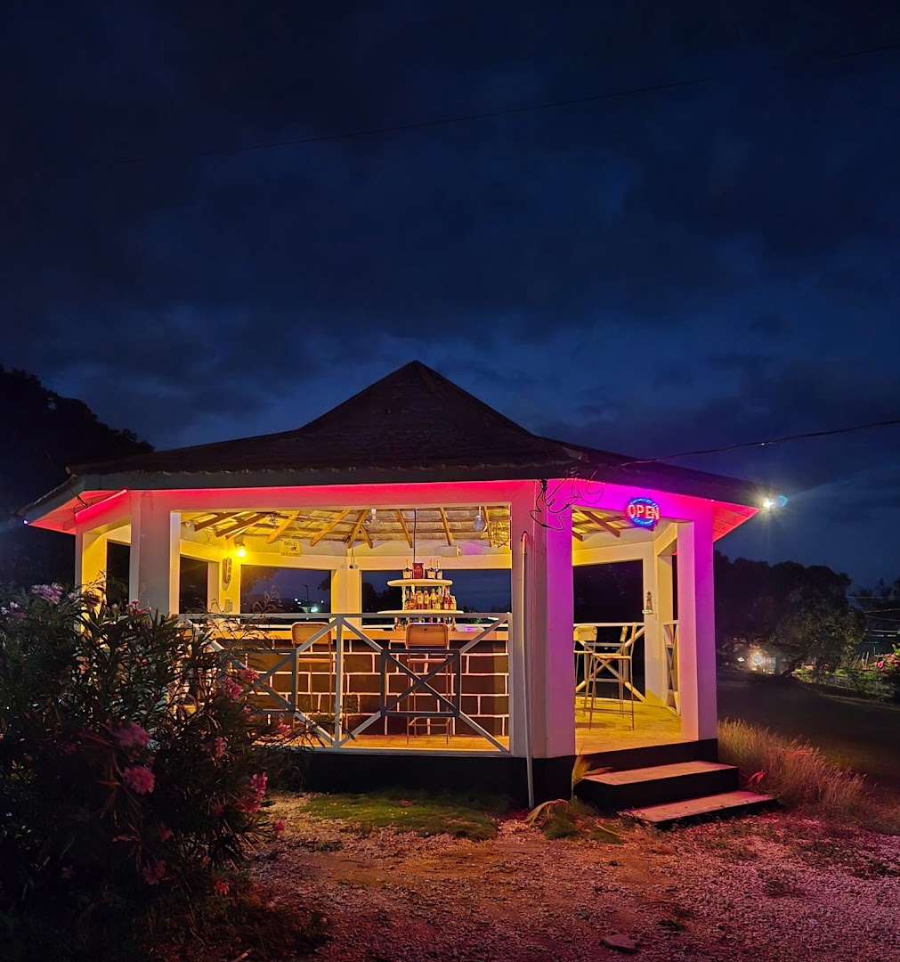 Treasure Beach Inn and Bar: attractive evening shot of venue