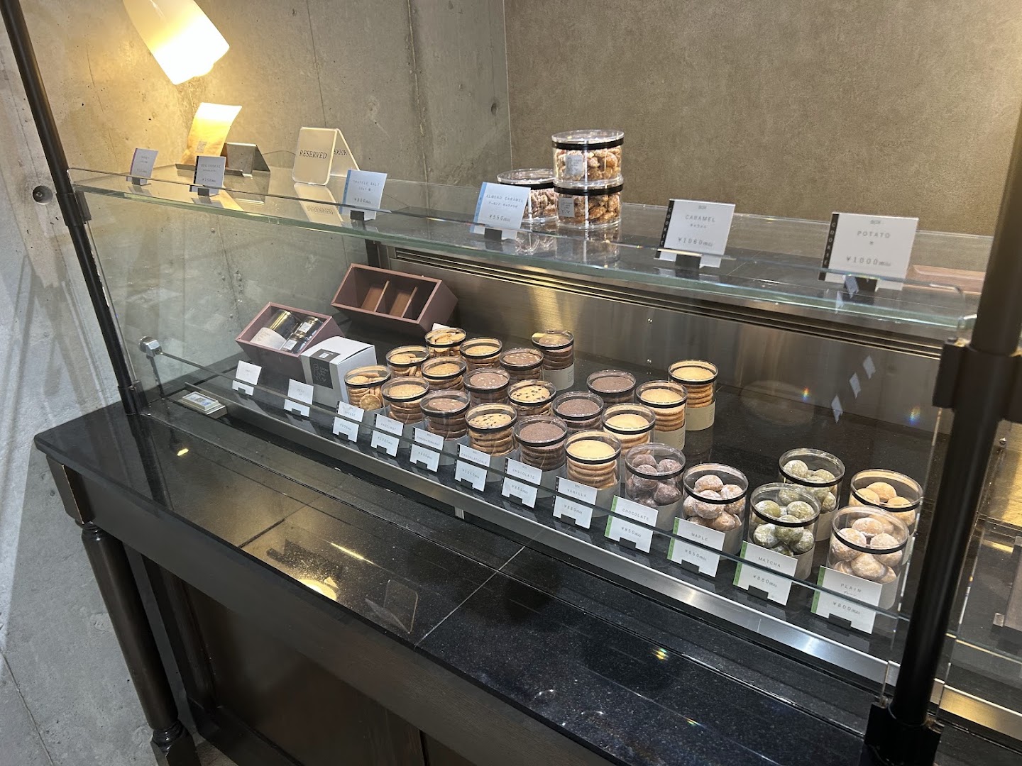 Cookie Nuts Mill: clear display of shop products