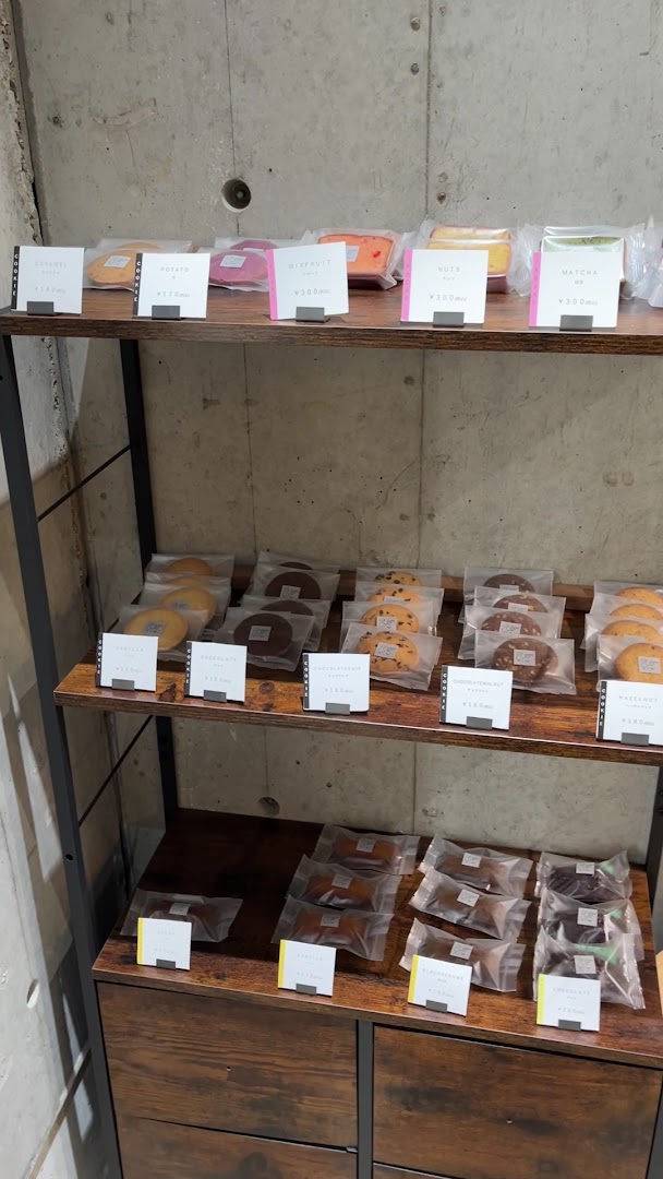 Cookie Nuts Mill: clear display of shop products