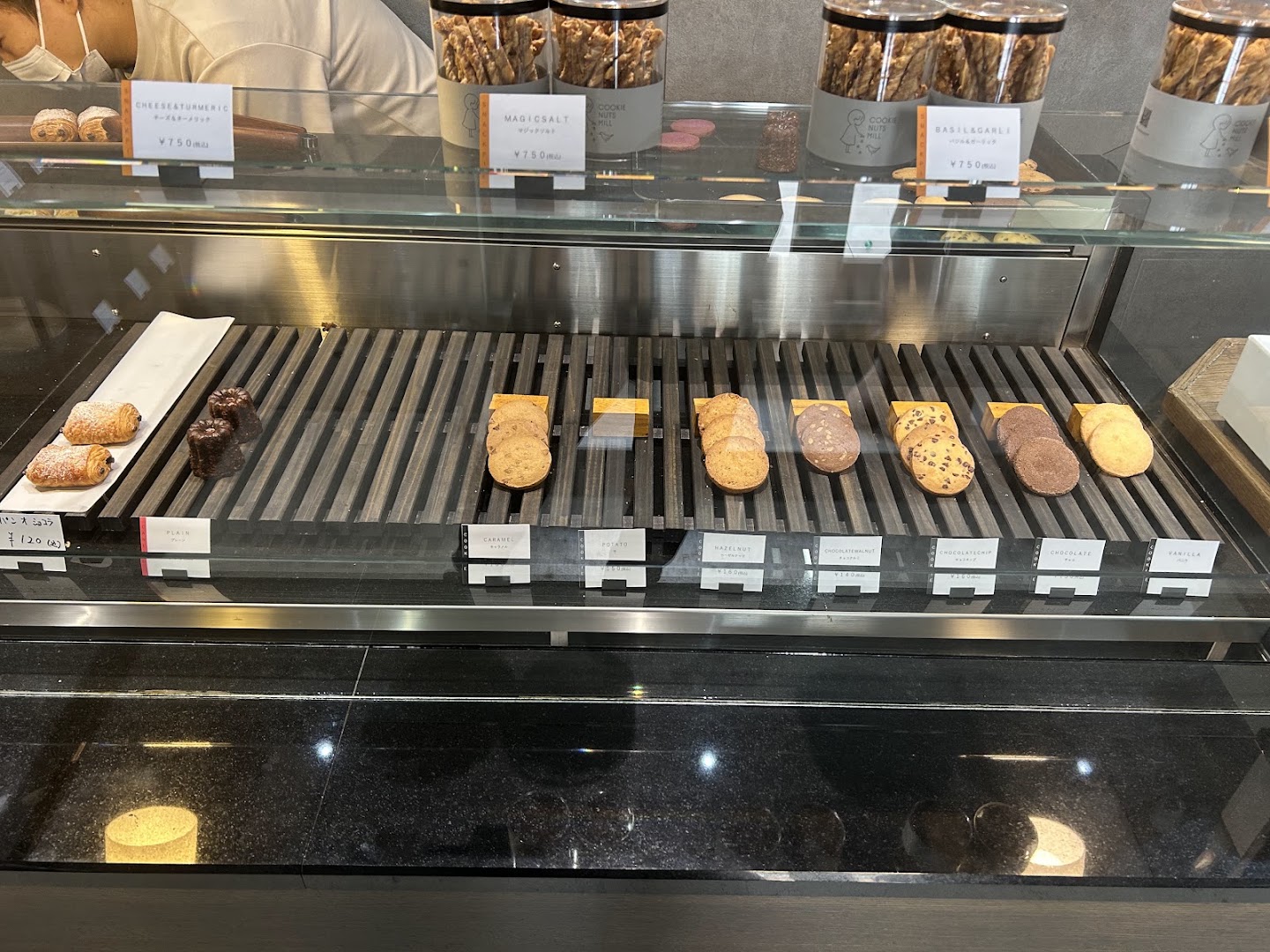 Cookie Nuts Mill: clear display of shop products