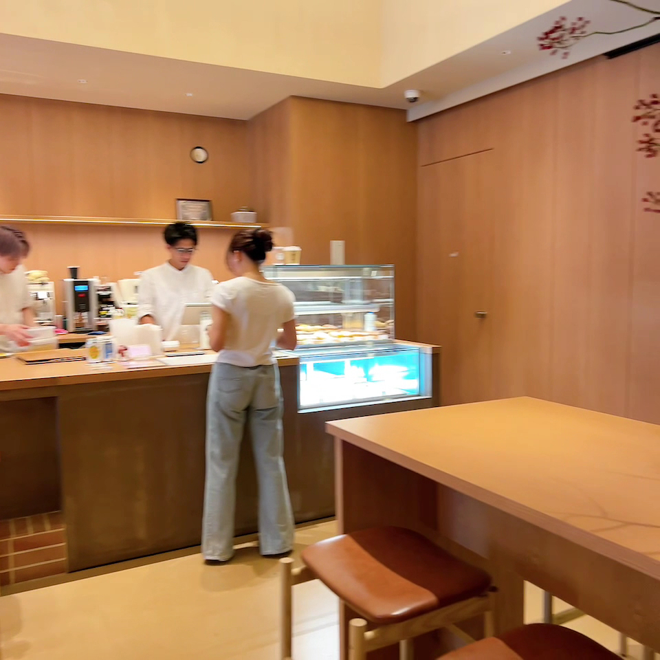 Sym Coffee Roasters: clear, inviting interior atmosphere