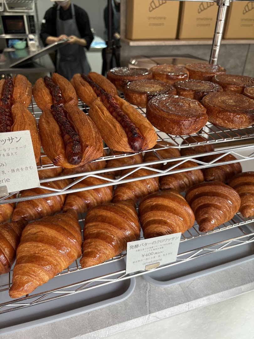 Amelaterie Croissant: appetizing display of fresh pastries