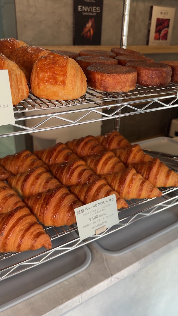 Amelaterie Croissant: appetizing display of fresh pastries