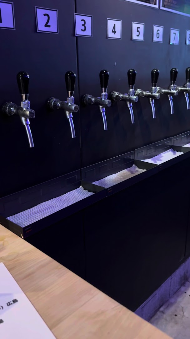 Base/02: clear photo of bar taps
