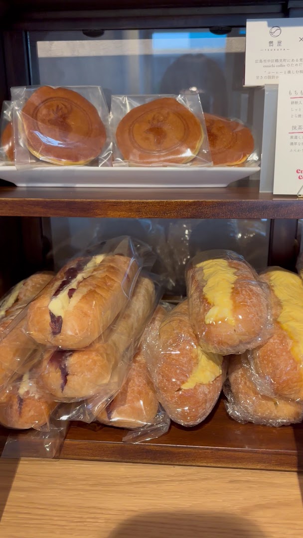 Ennichi Coffee: clear display of fresh products