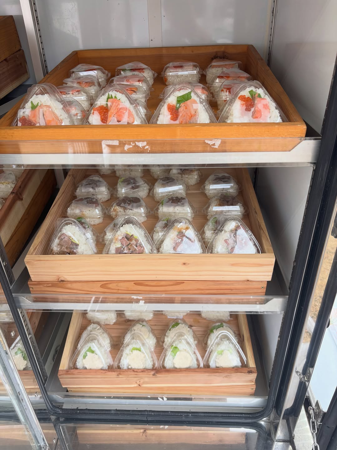Onigiri-ya Santo: clear display of fresh onigiri