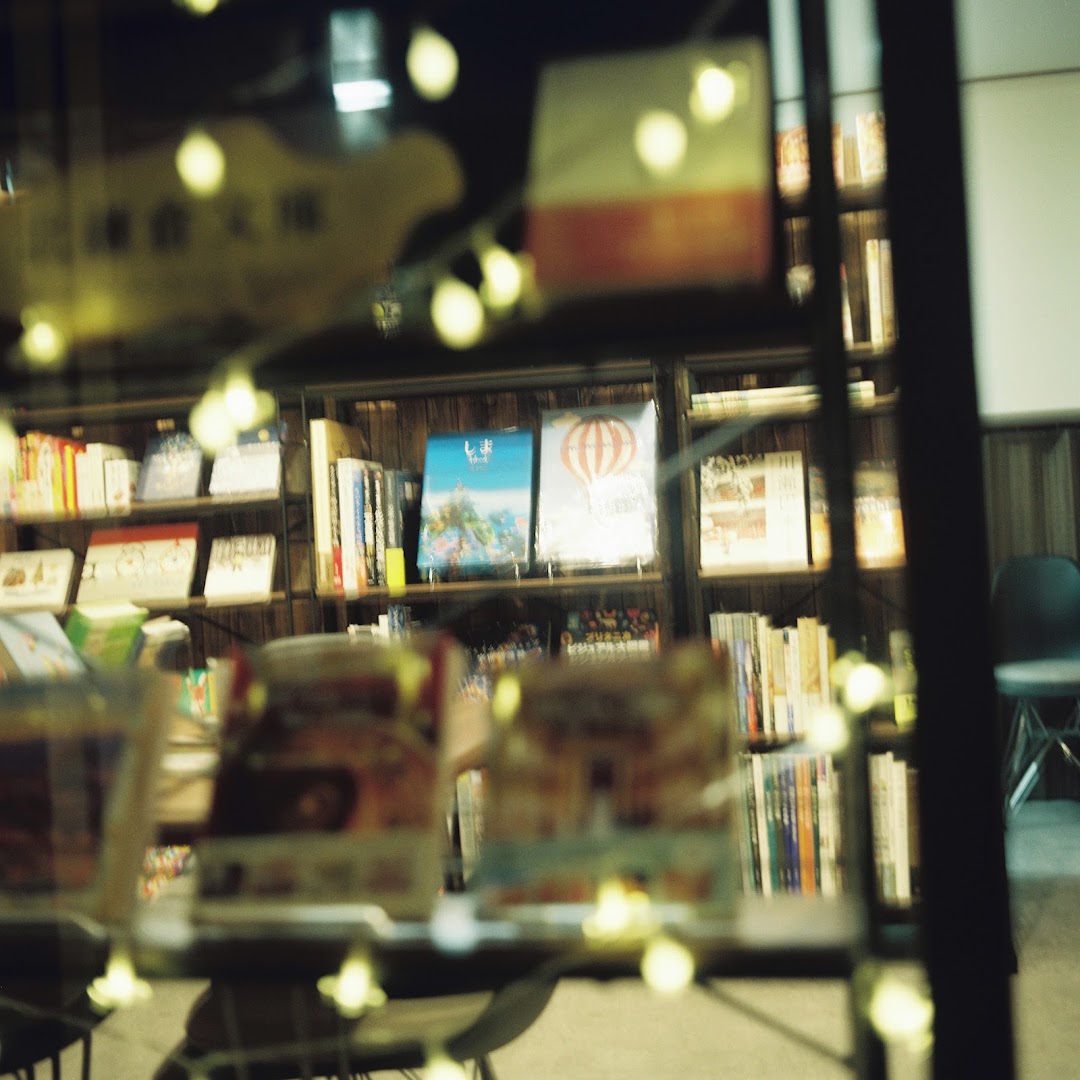 Kitakamakura Books: atmospheric shot of bookstore interior