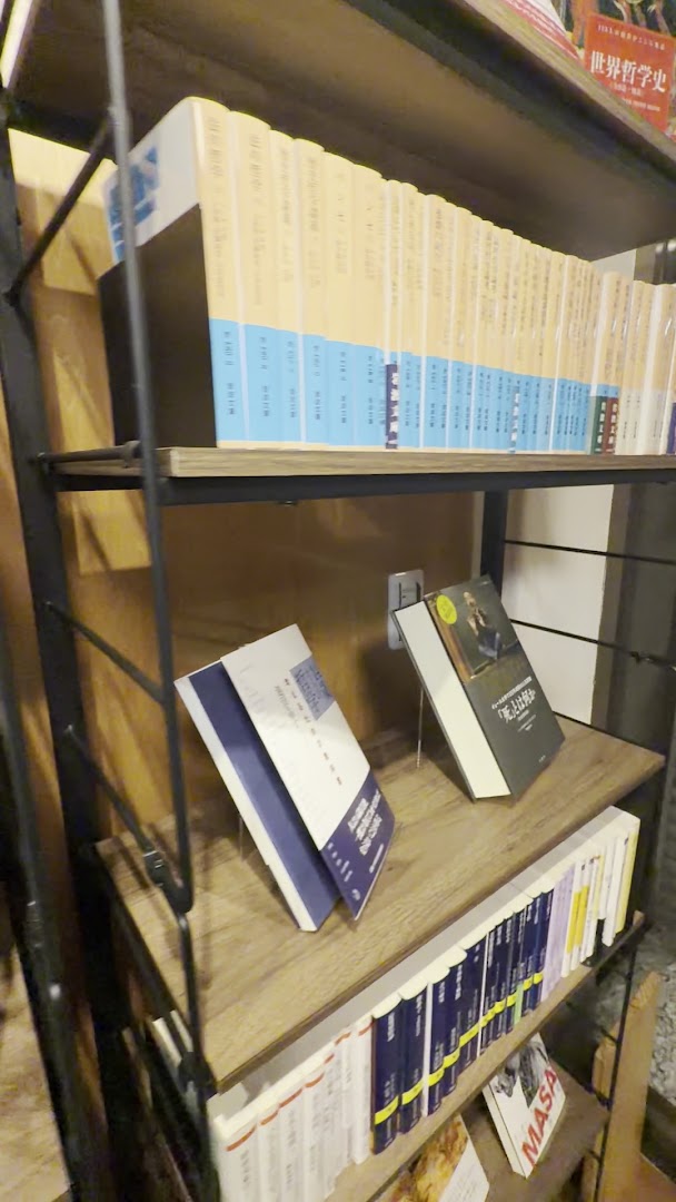 Kitakamakura Books: clear display of bookstore collection