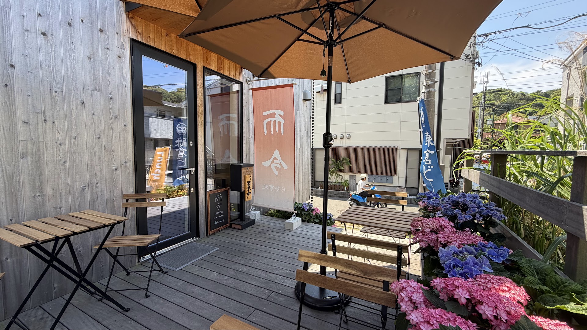 Loosen: inviting and clear terrace photo