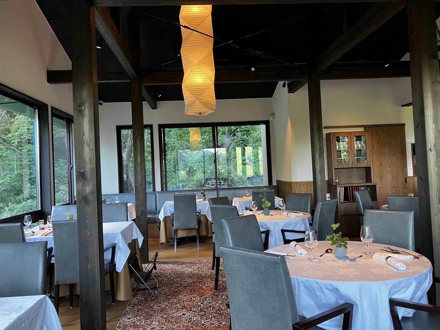 Makibi Ryori Amalfi: inviting and professional restaurant interior