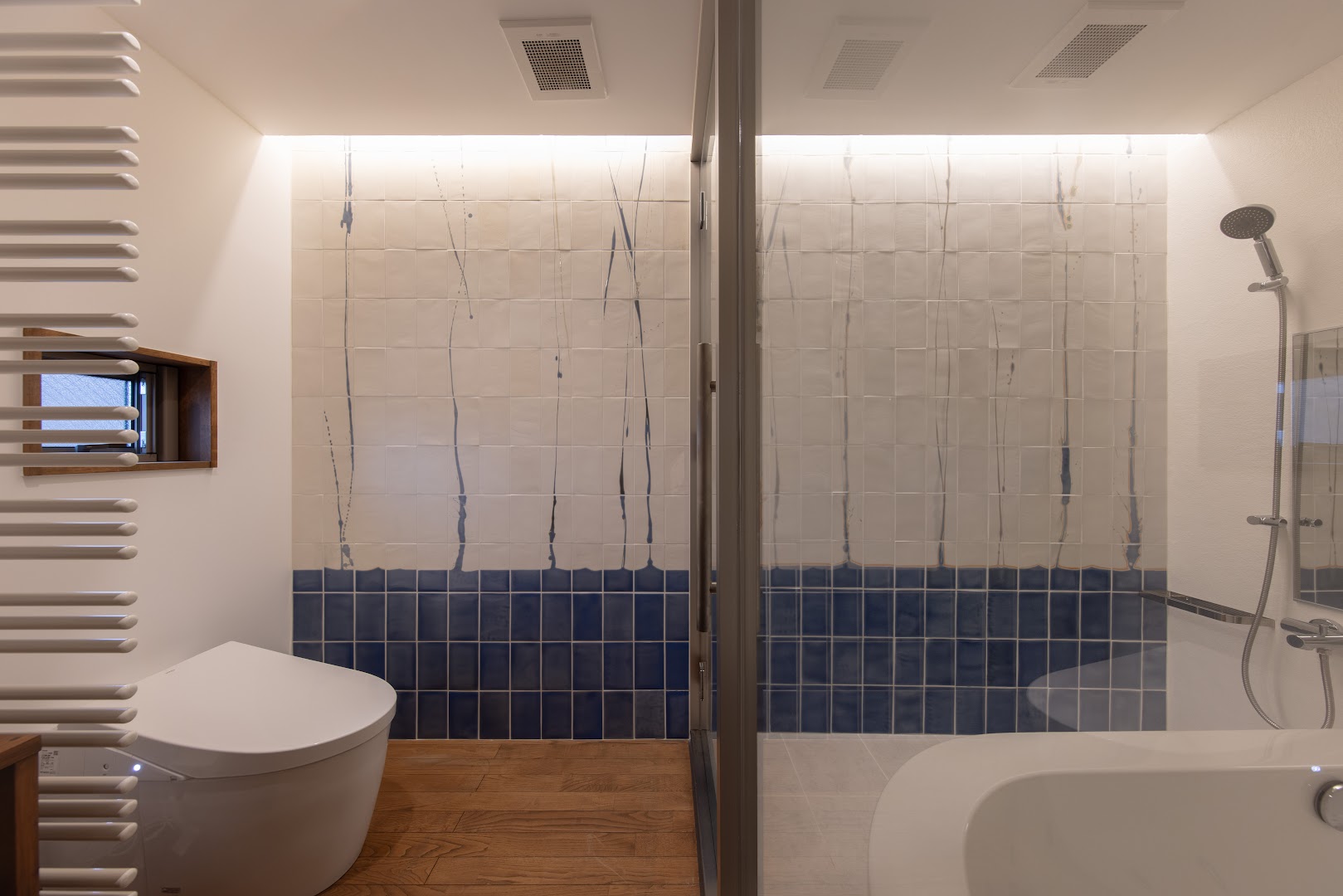 御宿長町家: clean, professional hotel bathroom photo