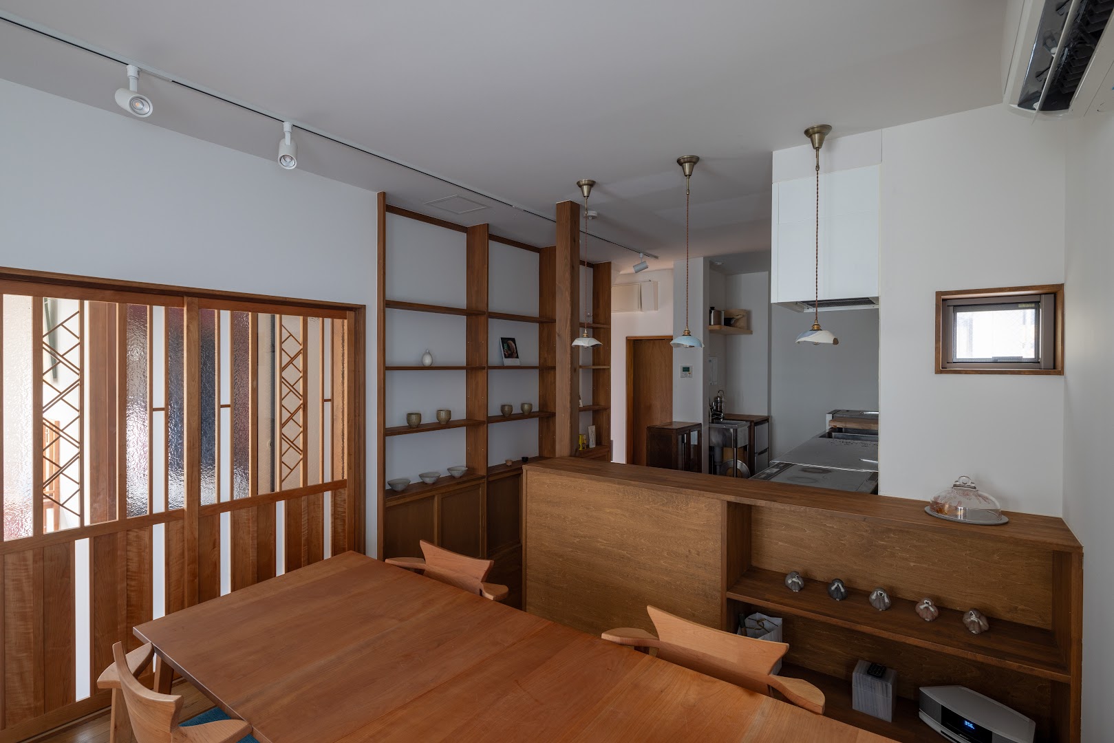 御宿長町家: clean, professional interior hotel shot