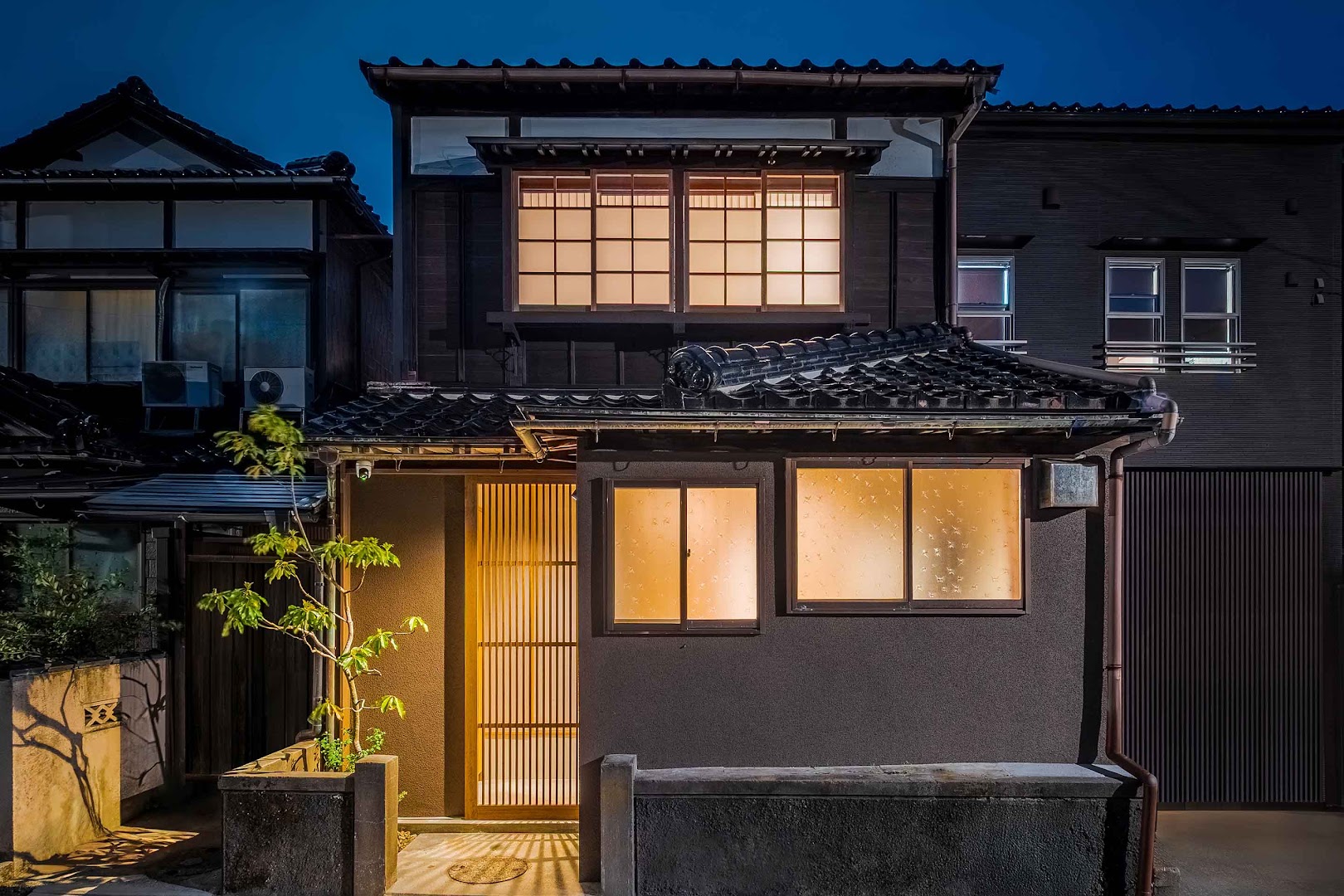 町家レジデンスイン金沢 彦三町 翠響: beautiful professional exterior night shot