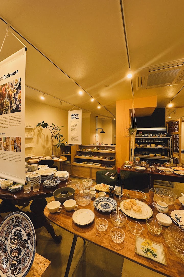 昭和スタイル 新竪町店: clear, inviting shop interior display