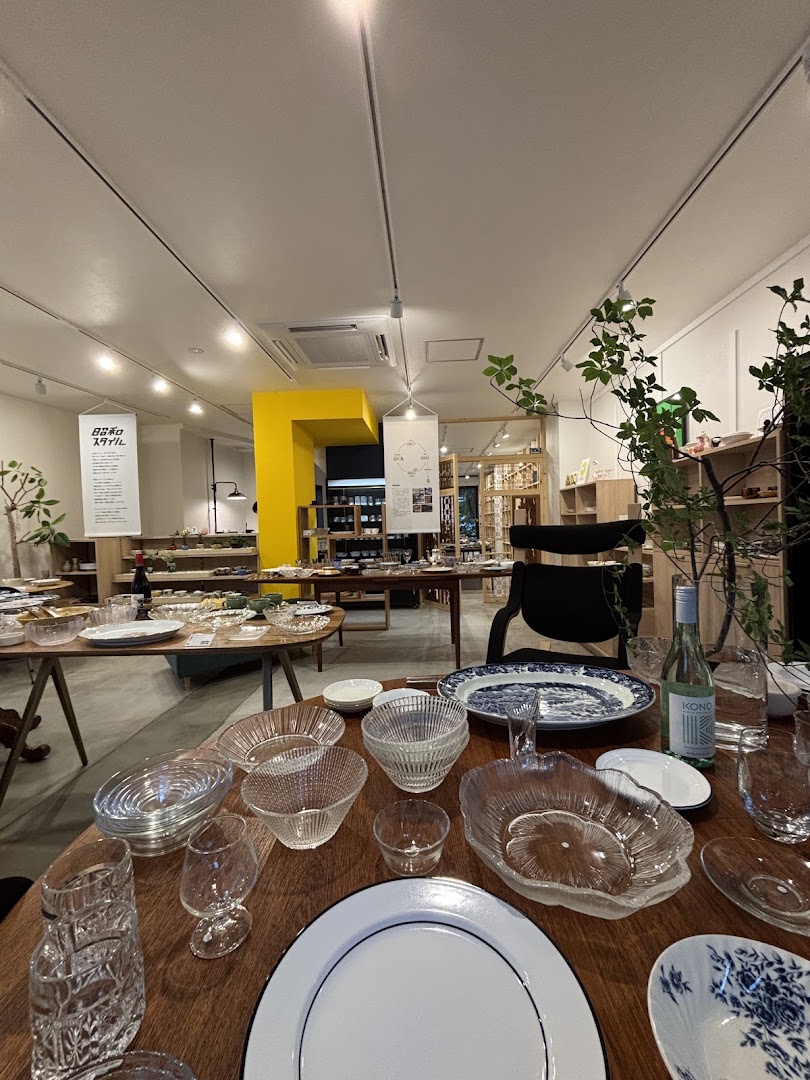 昭和スタイル 新竪町店: clear, inviting shop interior display