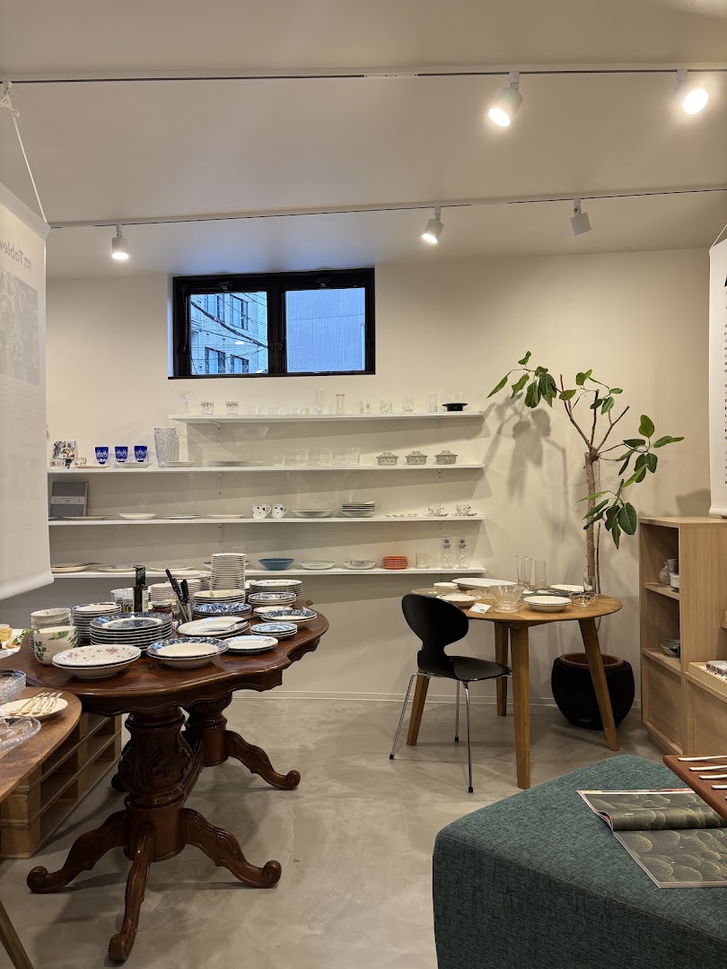 昭和スタイル 新竪町店: clear, inviting shop interior display