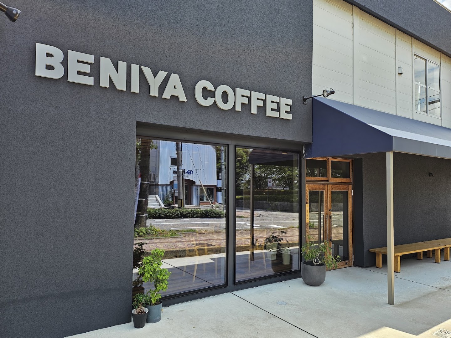 コーヒー&チーズケーキBENIYA COFFEE: clear, professional exterior shot
