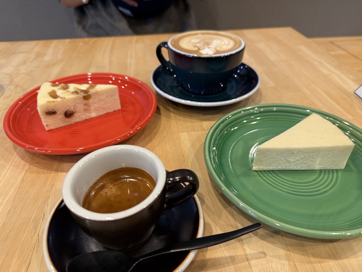 コーヒー&チーズケーキBENIYA COFFEE: appetizing food and drink presentation