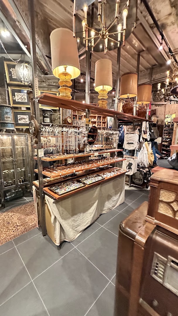 BIG TIME 金沢店: clear, inviting shop interior display