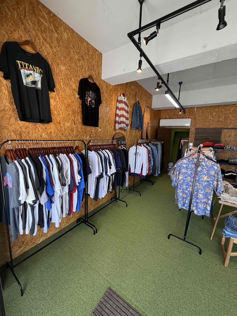 GRIT GREEN: clear view of shop interior