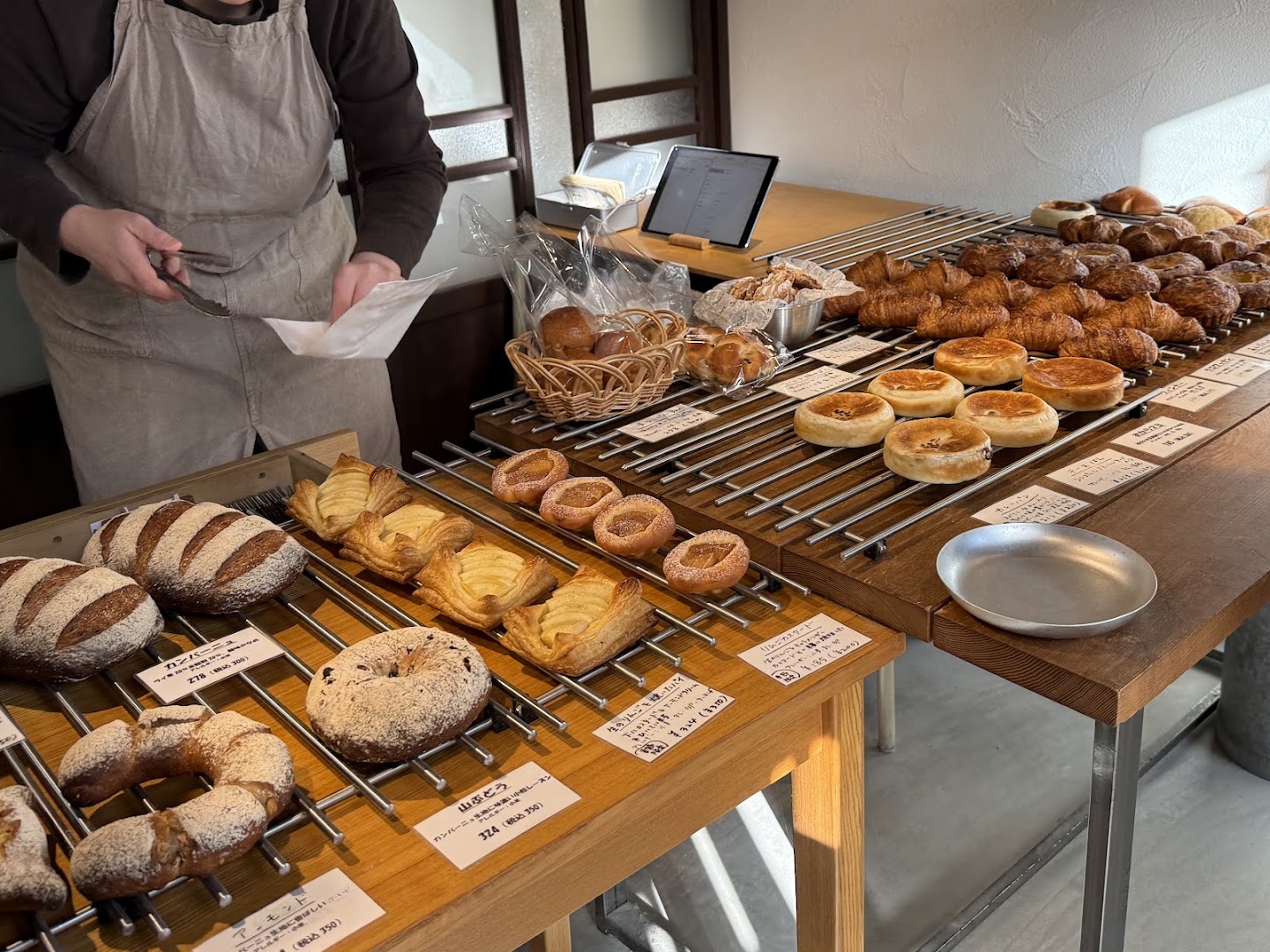パンや いのうえ: clear display of fresh products