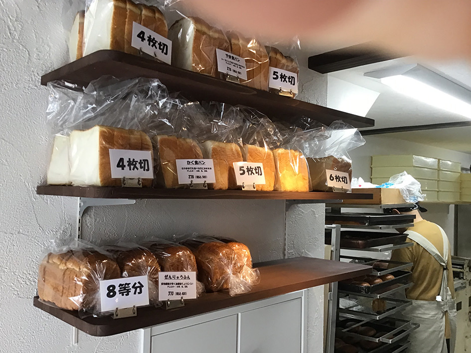 パンや いのうえ: clear display of bakery products