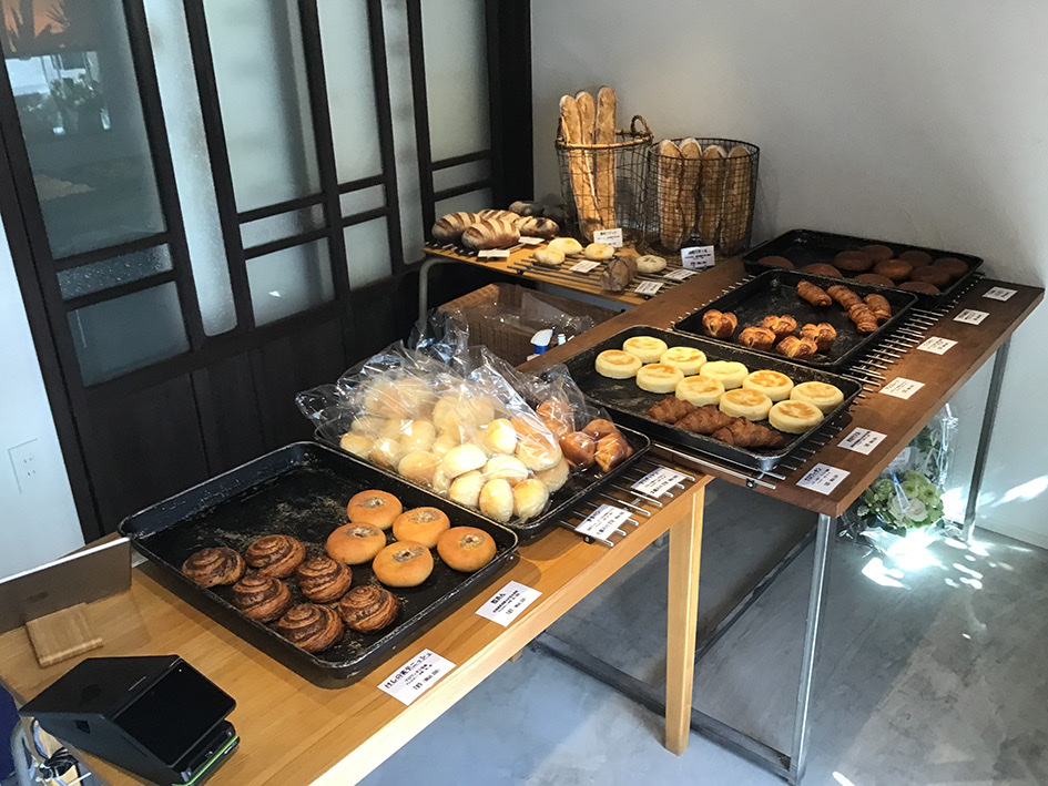 パンや いのうえ: clear display of fresh bread