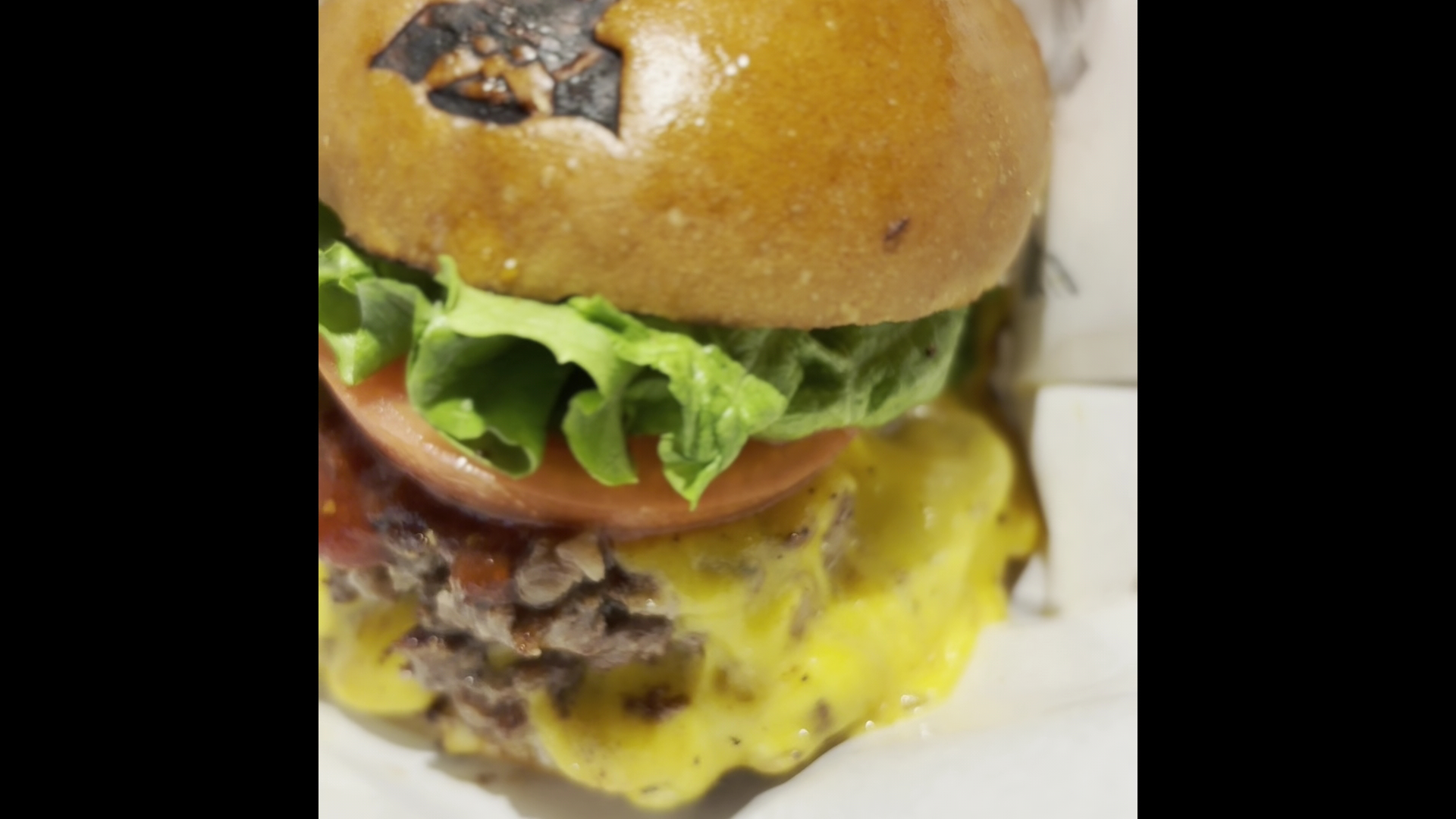 SHOGUN BURGER ひがし茶屋街店: appetizing close-up of the burger