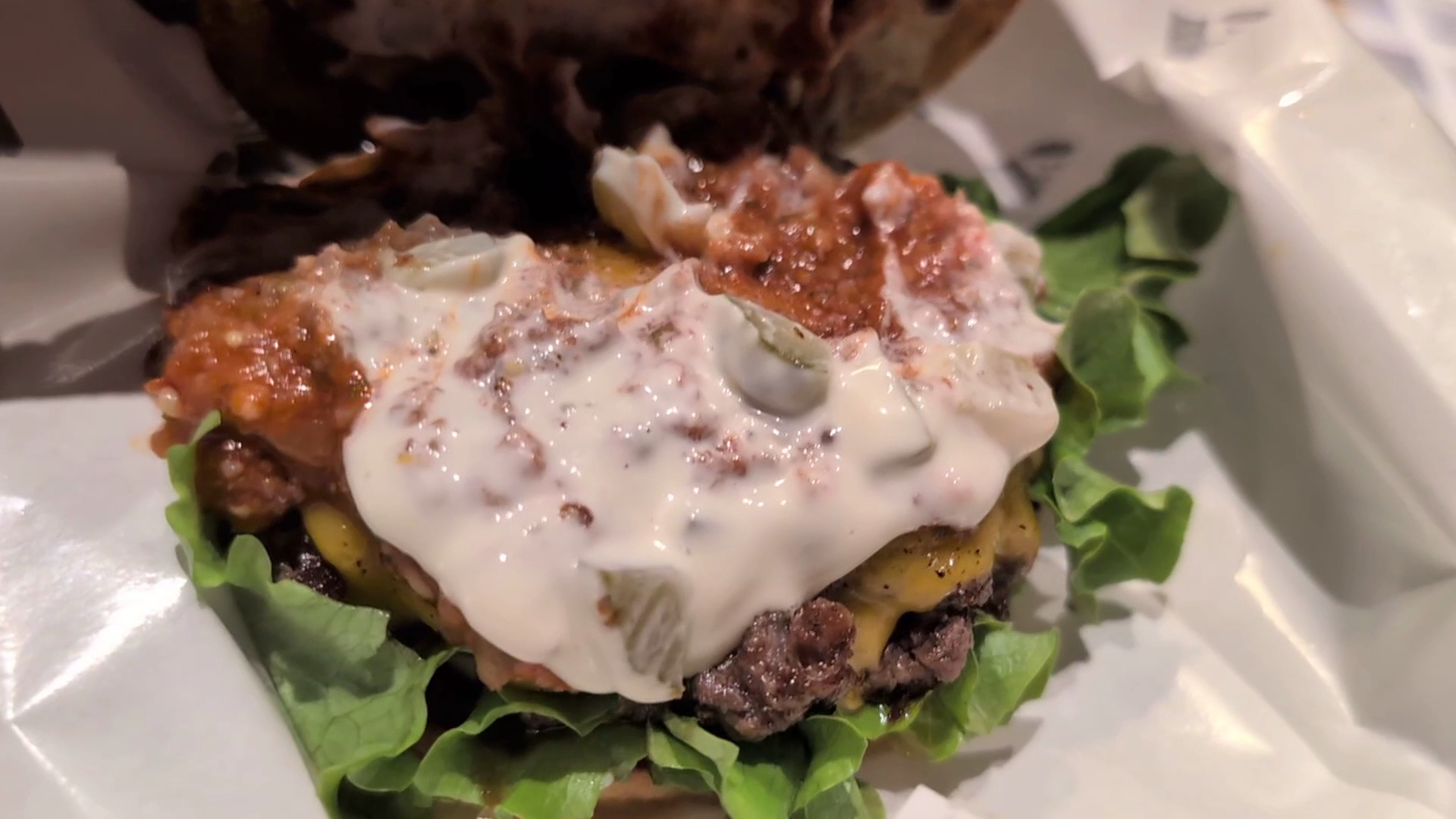 SHOGUN BURGER ひがし茶屋街店: appetizing close-up of the burger