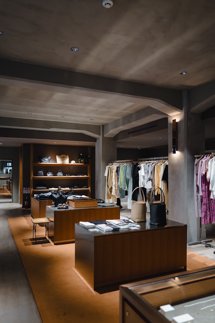 BIOTOP KOBE: professional interior shop display photo