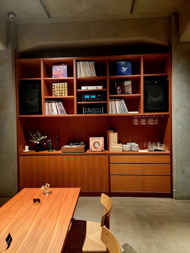 BIOTOP KOBE: high quality interior shop photo