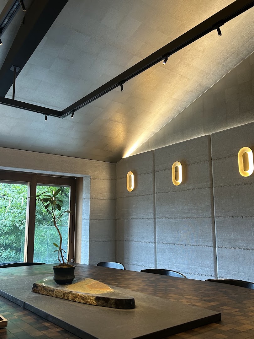 flow by nozy coffee: high quality interior atmosphere shot